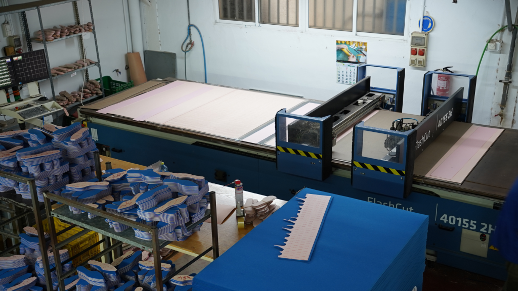 Instalaciones de Tecniplant, fabricante de plantillas en Alicante, con maquinaria de precisi贸n para la producci贸n de plantillas de alta calidad.